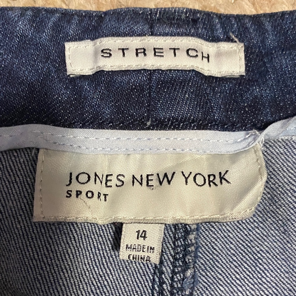 Jones New York  sport style women’s size 14 Straight Leg stretch Jeans - Picture 2 of 14